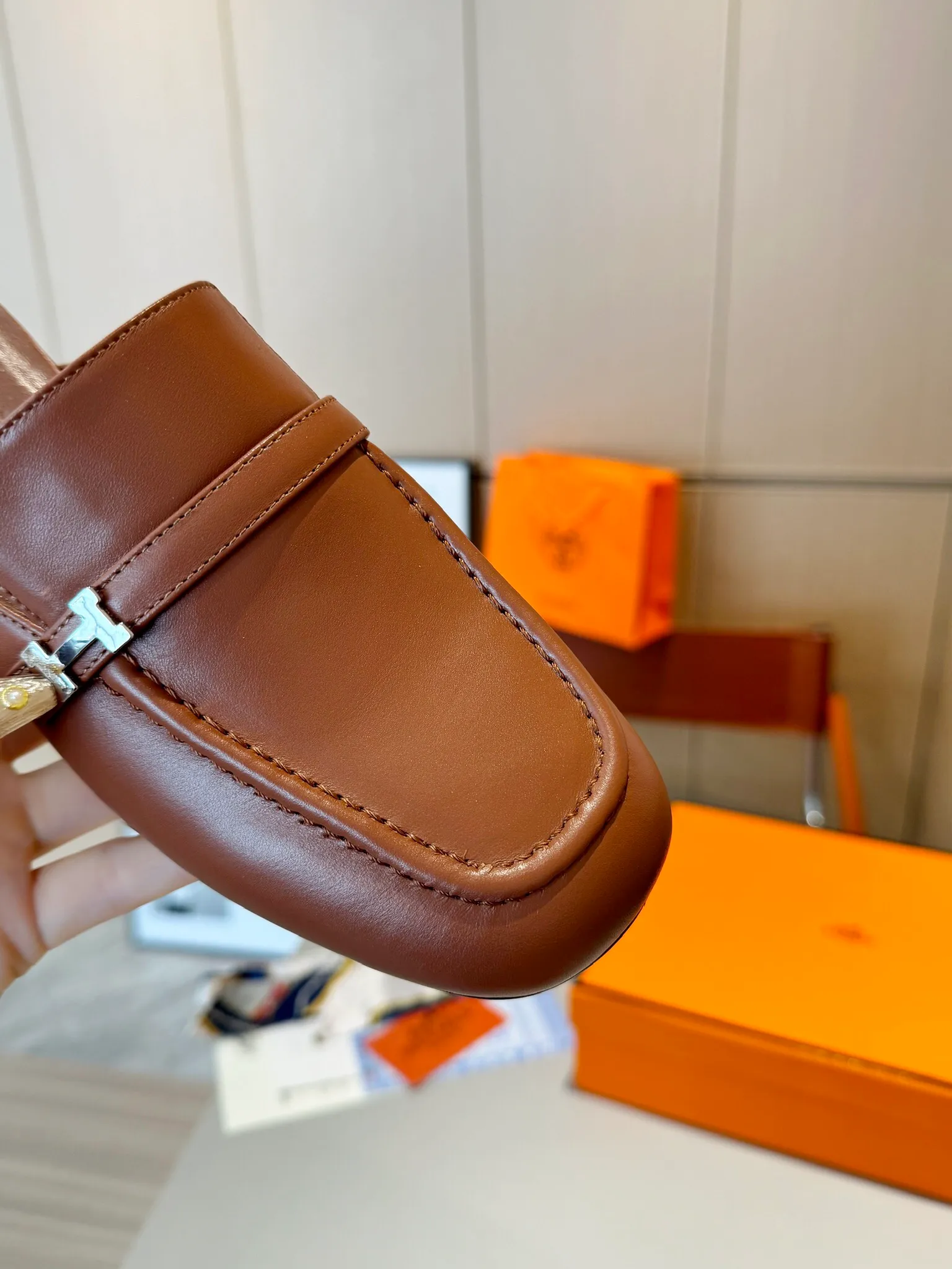 👟👟Ex-factory price 520👟👟 Hermes Groupie square-toe H-buckle mules, half-drag high heels and flat heels; the foot feel at the counter is invincible, groupie Mule shoes are made of h-buckle canvas and calfskin with mini silver Paris shoe buckles and contrasting piping. They are super beautiful in real life. Upper: imported original calfskin/original molded fabric. Lining: sheepskin. Outsole: Italian genuine leather outsole. Original packaging. Heel height: 5cm and 2 types of flat heel. Size: 35-41 (customized in size 42). Color: 6 colors.